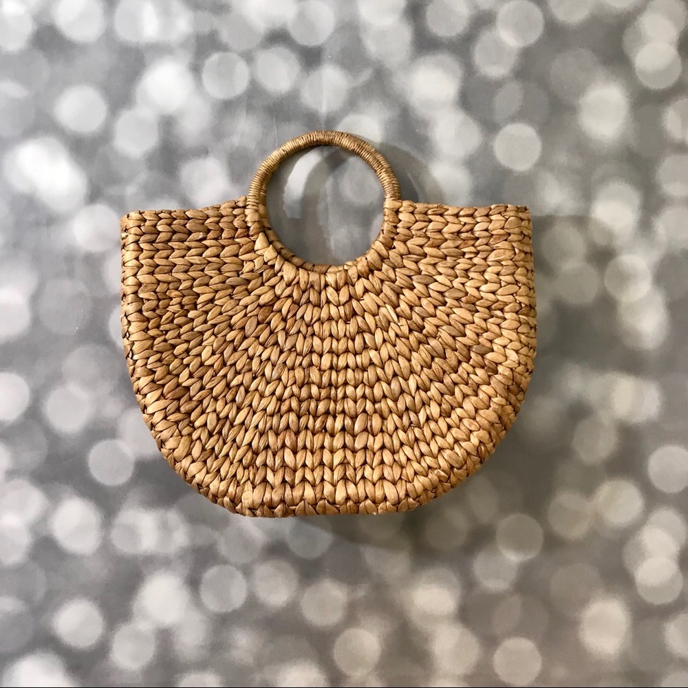 Simple and classic “PUTU” straw bag